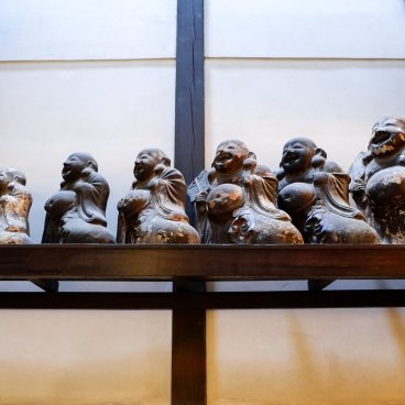 Hanbey-Fu Honten (Kyoto), exposition de statues bouddhiques dans la maison traditionnelle Kyo-machiya