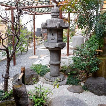 Hanbey-Fu Honten (Kyoto), jardin japonais intérieur entre les 3 bâtiments de l'enseigne 2