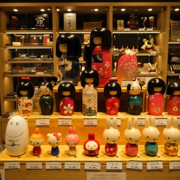Haneda Airport Garden (Tokyo), présentoir de poupées traditionnelles Kokeshi en vente
