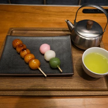 Haneda Airport Garden (Tokyo), plateau de brochettes Dango et thé vert japonais