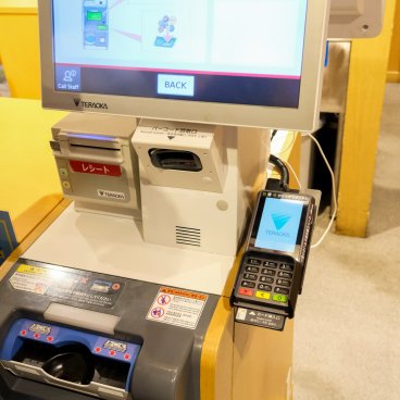 Moyens de paiements au Japon, caisse automatique dans un restaurant de l'enseigne Sushiro