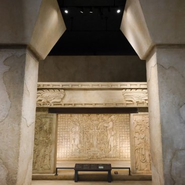 Musée du tabac et du sel (Tokyo), Reconstitution d'un temple maya à l'entrée de la salle dédiée au tabac