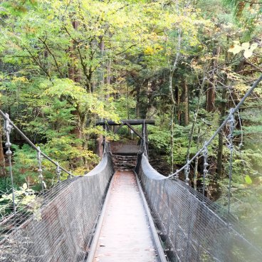 Vallée de Kiso (Alpes japonaises), pont suspendu au-dessus de la rivière