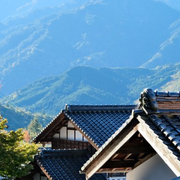 Vallée de Kiso (Alpes japonaises), vue sur les montagnes et les toits traditionnels des maisons (ville-étape Magome-juku, Gifu)