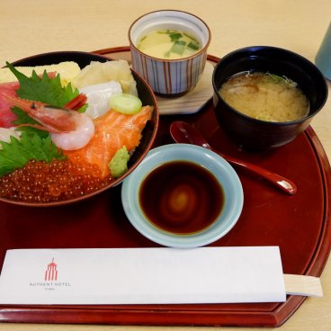 Authent Hotel Otaru (Hokkaido), bol garni de poissons et crustacés du restaurant Irifune
