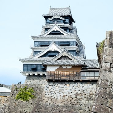 Château de Kumamoto, vue sur le donjon depuis la nouvelle passerelle surélevée