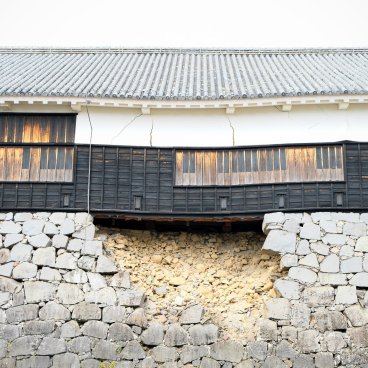Château de Kumamoto, salle Sukiyamaru endommagée par les séismes d'avril 2016