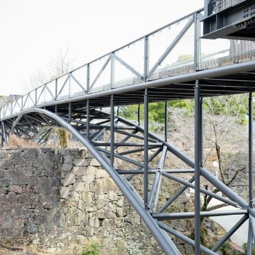 Château de Kumamoto, vue sur la structure de la nouvelle passerelle surélevée