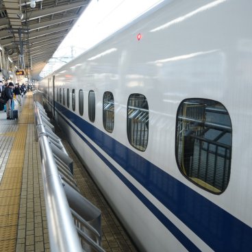 Shinkansen Tokaido à quai en gare au Japon