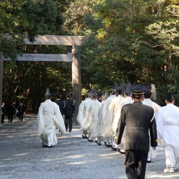 Ise Jingu, procession de prêtres shinto au sanctuaire intérieur Naiku (Kotai-jingu) pendant Kenkoku-kinen-sai, le 11 février 2