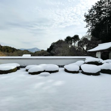 Shoden-ji (Kyoto), jardin sec du temple recouvert de neige en hiver