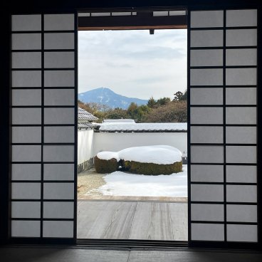 Shoden-ji (Kyoto), jardin sec du temple recouvert de neige en hiver 2