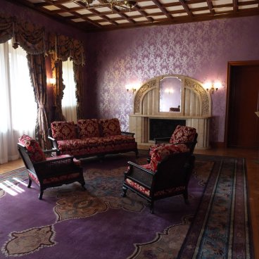 Parc Komaba (Tokyo), Vue sur un salon avec sofas dans le pavillon de style occidental Yokan