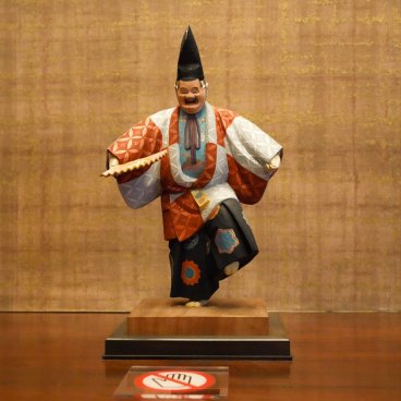Parc Komaba (Tokyo), Statuette d'acteur de théâtre No en exposition