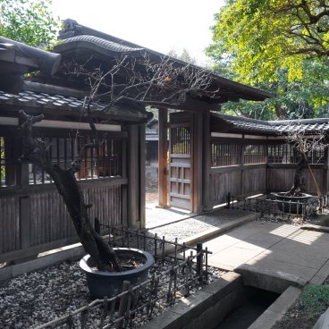 Parc Komaba (Tokyo), Portail traditionnel de l'ancienne résidence Maeda