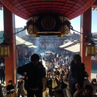 Senso-ji (Asakusa, Tokyo), concentration de touristes internationaux au début de l'année 2026