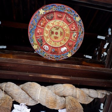 Osaka Tenmangu, représentation des 12 signes du zodiaque en forme de roue en bois