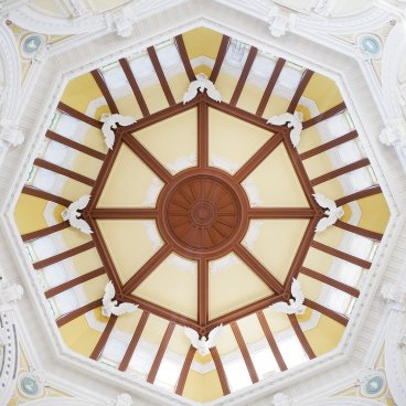 Tokyo Station, représentation de 8 des 12 signes du zodiaque au plafond de la gare côté Marunouchi 2