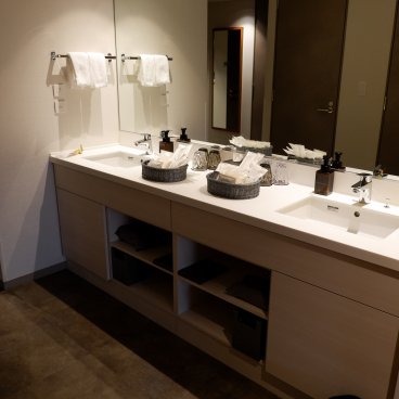 The Royal Park Hotel Maihama Resort Tokyo-Bay (Chiba), lavabos de la chambre Standard Deluxe Quad Mexican Sunflower