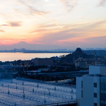 The Royal Park Hotel Maihama Resort Tokyo-Bay (Chiba), vue sur Tokyo Disney Resort et le Mont Fuji au soleil couchant depuis l'hôtel