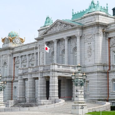 Palais impérial d'Akasaka (Tokyo), drapeau du Japon devant le bâtiment