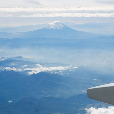 Vol avion JAL, vue aérienne sur le Mont Fuji pendant le trajet entre Tokyo Haneda et Fukui