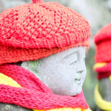 Nanzo-in (Sasaguri, Fukuoka), statues de Jizo avec bonnets rouges en hiver