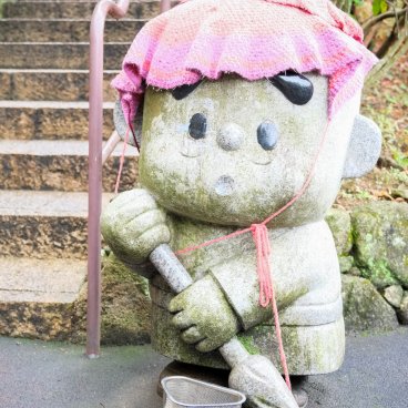 Nanzo-in (Sasaguri, Fukuoka), statue bouddhiste avec bonnet rouge en hiver