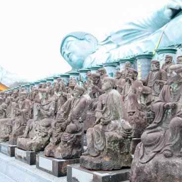 Nanzo-in (Sasaguri, Fukuoka), statues de Rakan au pied du grand Bouddha couché Shakanehan-zo