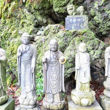 Nanzo-in (Sasaguri, Fukuoka), statues bouddhistes dans l'enceinte du temple