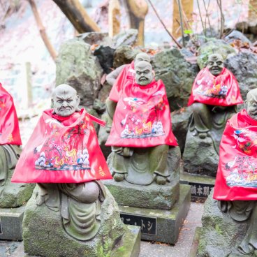 Nanzo-in (Sasaguri, Fukuoka), statues de Rakan dans l'enceinte du temple