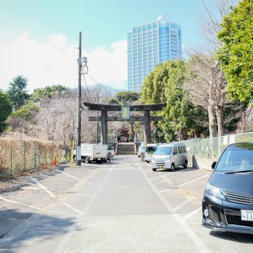 Parc Shiba (Tokyo), parking devant le sanctuaire Shiba Toshogu