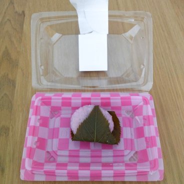 Shunbun no Hi, Gâteau sakura mochi dans le style du Kansai acheté en supermarché
