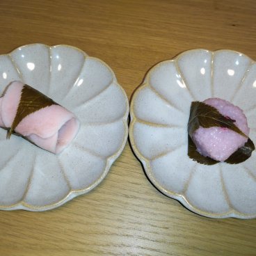 Shunbun no Hi, Gâteaux sakura mochi dans le style de Tokyo et du Kansai