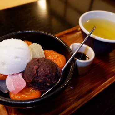  Takemura kissaten (Kanda, Tokyo), Coupe de cream anmitsu servie avec du sirop de sucre et un thé vert