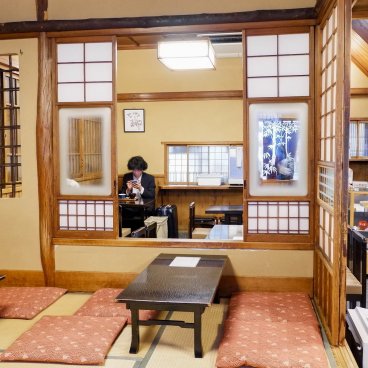  Takemura kissaten (Kanda, Tokyo), Vue de la salle surélevée sur le reste du salon de thé traditionnel