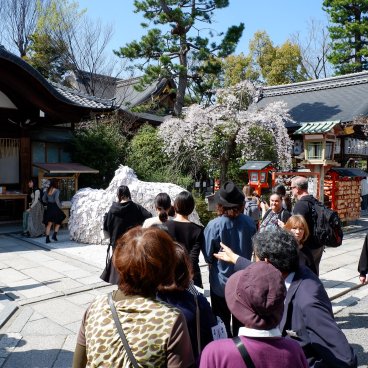 Yasui Kompiragu (Kyoto), File d'attente pour passer dans le rocher Enkiri enmusubi ishi