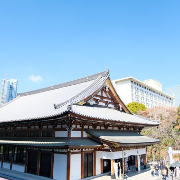 Zojo-ji à Tokyo, pavillon Ankoku-den et vue sur Tokyo Tower et les statues Jizo en arrière-plan