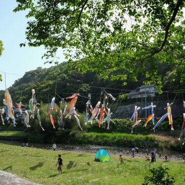 Golden Week au Japon, guirlandes de carpes Koinobori au-dessus d'une rivière à Matsue (Shimane)