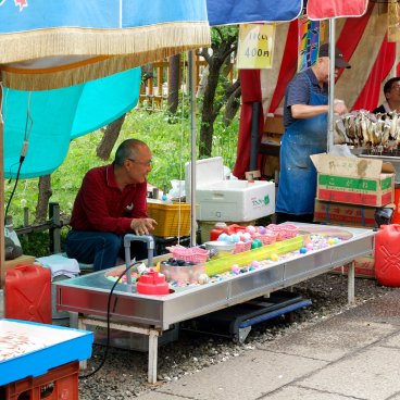 Golden Week au Japon, stands Yatai pour le Fuji Matsuri au Kameido Tenjin à Tokyo 2