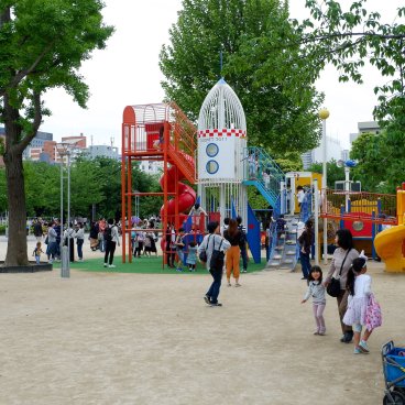 Golden Week au Japon, familles au parc près de la gare de Kinshicho à Tokyo