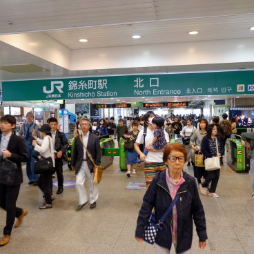 Golden Week au Japon, foule en gare de Kinshicho pour le Fuji Matsuri au Kameido Tenjin à Tokyo