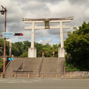 Nagaokakyo (Kyoto), Grand torii de pierre à l'entrée du sanctuaire Nagaoka Tenmangu