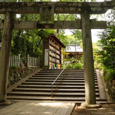 Nagaokakyo (Kyoto), Porte torii menant au pavillon principal du sanctuaire Nagaoka Tenmangu