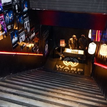 Ninja + Kabuki Tokyo (Shinjuku), Escalier descendant vers la salle de spectacle de la discothèque Warp Shinjuku