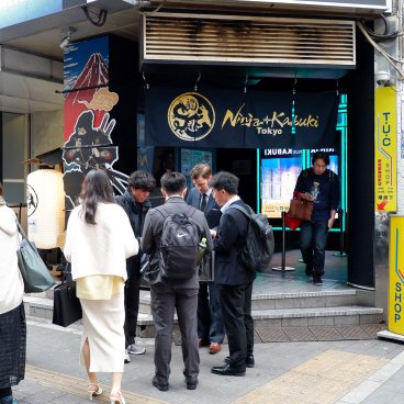 Ninja + Kabuki Tokyo (Shinjuku), File d'attente devant la salle de spectacle