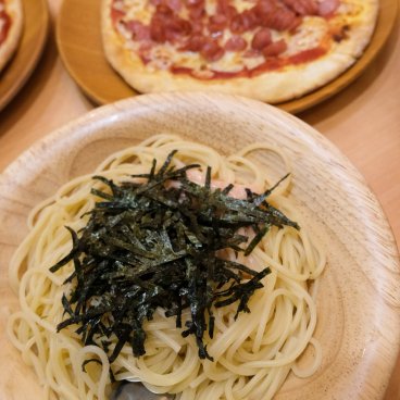 Saizeriya Ikebukuro 60F Dori No.2 (Higashi-Ikebukuro, Tokyo), plats de spaghetti sauce Tarako et pizza à la saucisse 