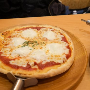Saizeriya Ikebukuro 60F Dori No.2 (Higashi-Ikebukuro, Tokyo), pizza à la mozzarella 