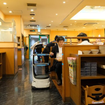 Saizeriya Nagoya Matsuoka Building (gare de Nagoya), robot serveur dans le restaurant