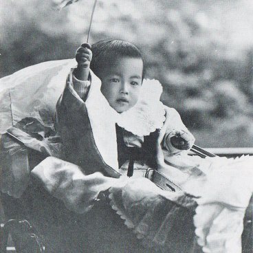 Prince Hirohito en 1902 pour ses 1 an (©Wikipedia et The Asahi Shimbun)